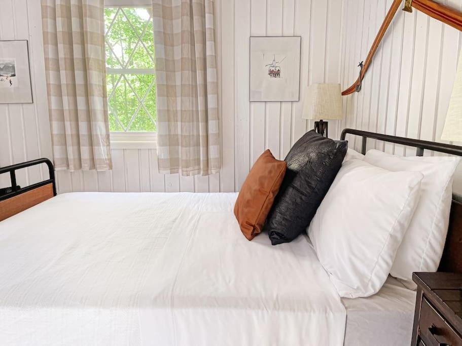 Stylish And Cozy Cabin, Walking Distance To Big Bass Lake Gouldsboro Exterior foto