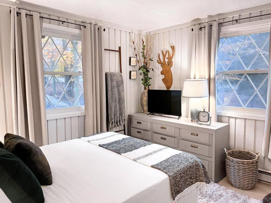 Stylish And Cozy Cabin, Walking Distance To Big Bass Lake Gouldsboro Exterior foto