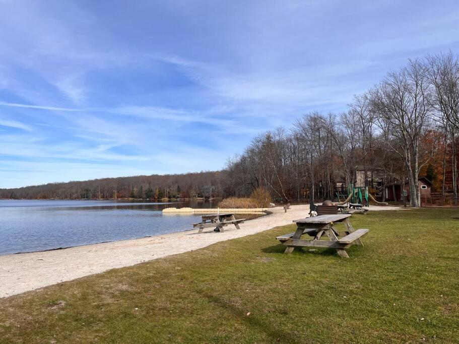 Stylish And Cozy Cabin, Walking Distance To Big Bass Lake Gouldsboro Exterior foto
